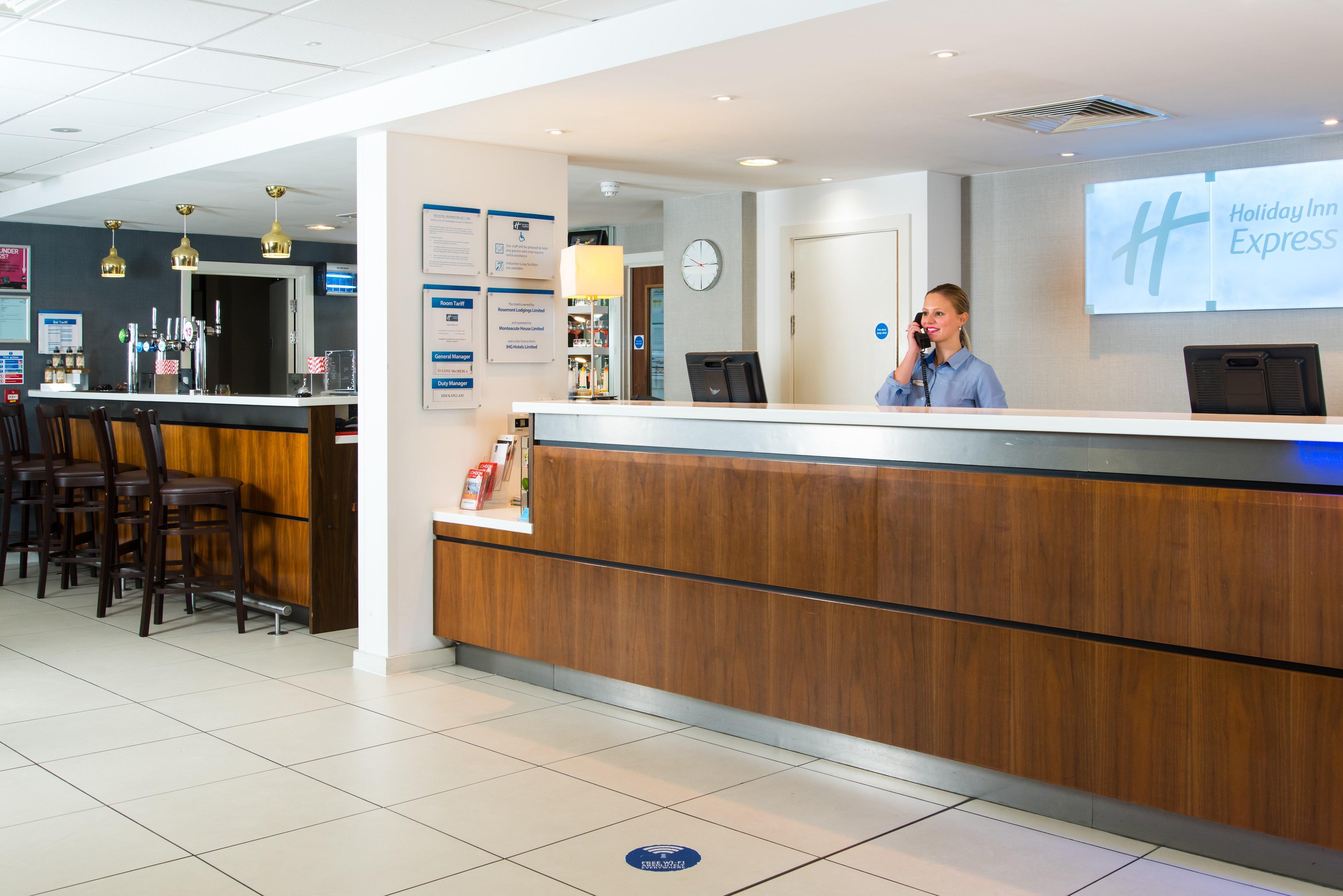 Holiday Inn Express London-Wimbledon-South, An Ihg Hotel Ngoại thất bức ảnh