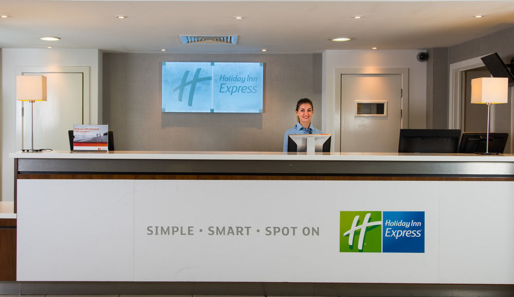 Holiday Inn Express London-Wimbledon-South, An Ihg Hotel Ngoại thất bức ảnh